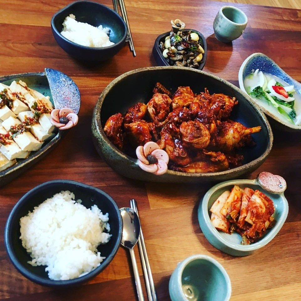 위에서 본 닭볶음탕 상차림
